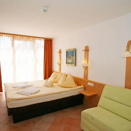 Manuela.6 *